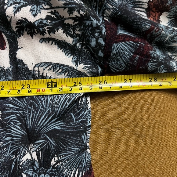 Jungle printed blouse in stunning blue burgundy color wave - Picture 4 of 7